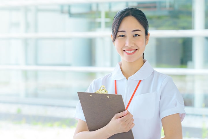 笑顔の医療従事者の女性